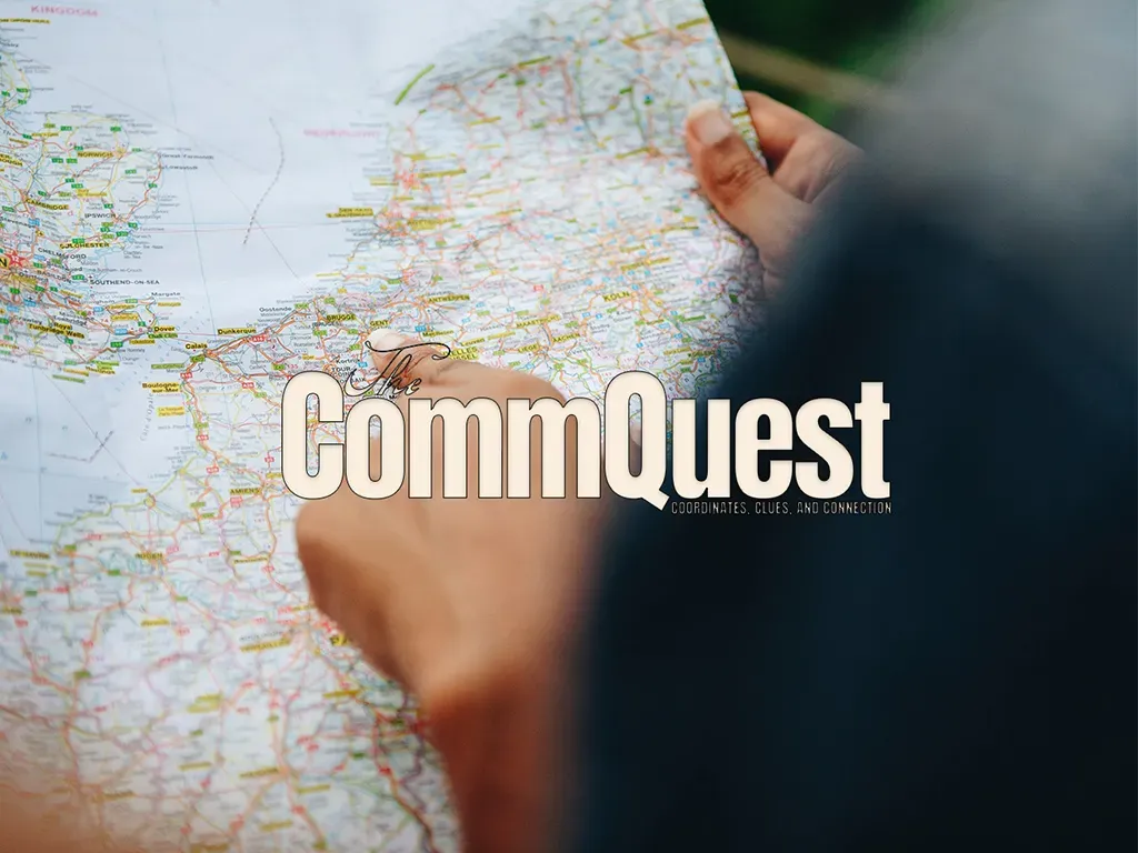 The CommQuest – Coordinates, clues and connection, över händer som håller en karta