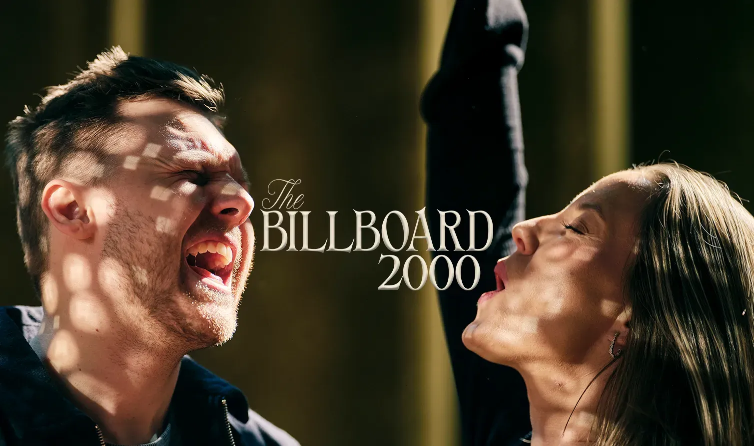 The Billboard 2000: en man och en kvinna sjunger med i solljus