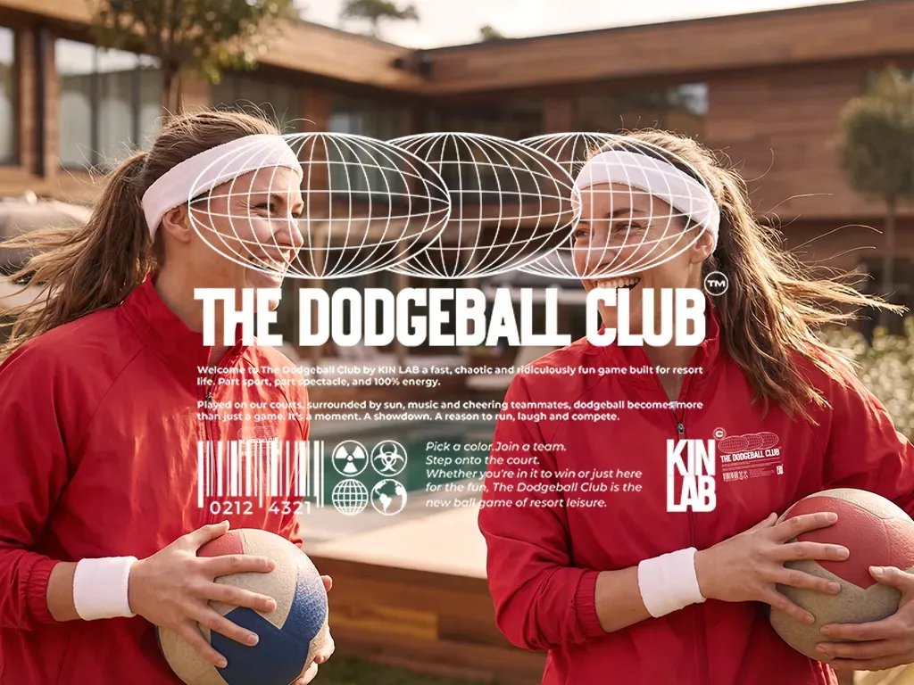 The Dodgeball Club by Kin Lab: två kvinnor i röda jackor och pannband håller bollar