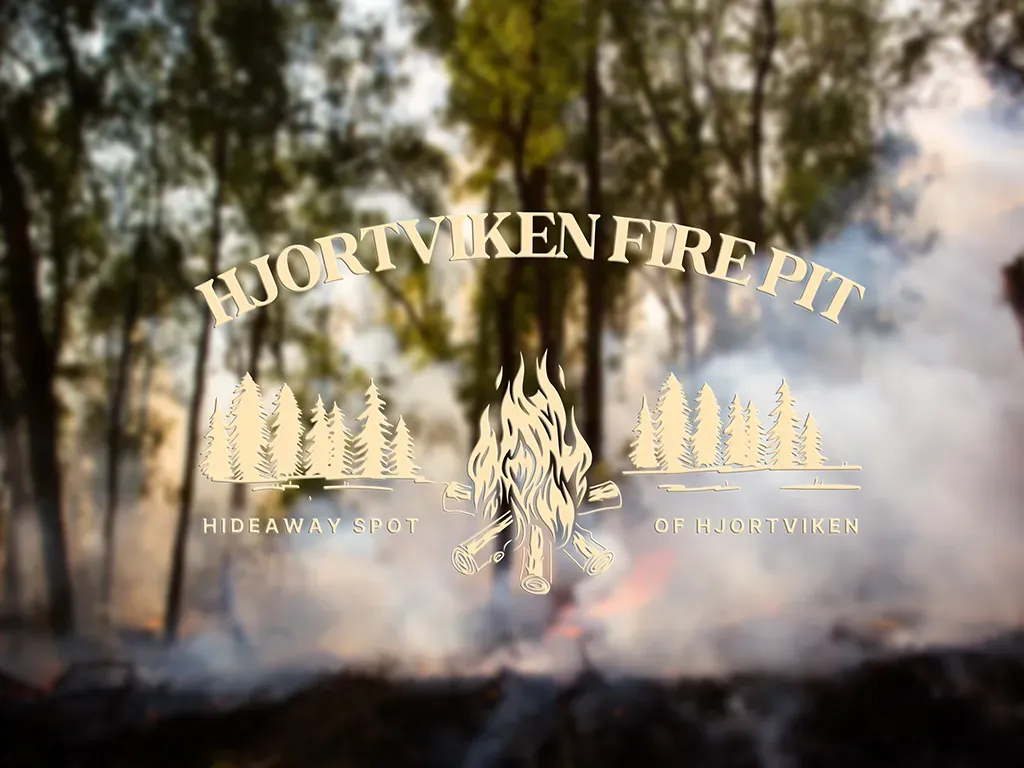 Hjortviken Fire Pit, Hideaway spot of Hjortviken: logotyp med lägereld över rökig skog
