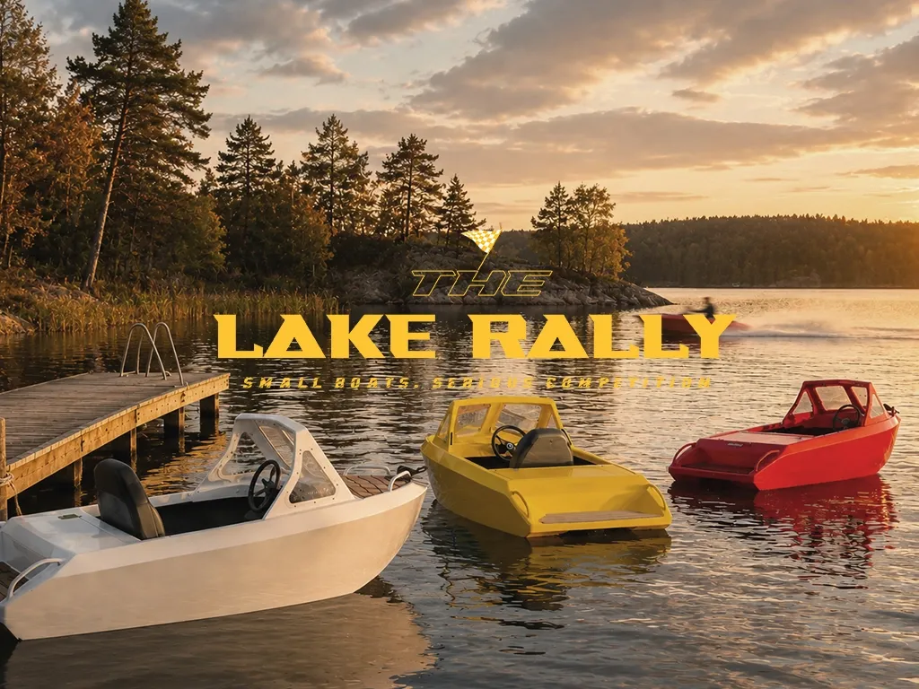 The Lake Rally, Small boats, serious competition: tre små motorbåtar vid en brygga i solnedgång